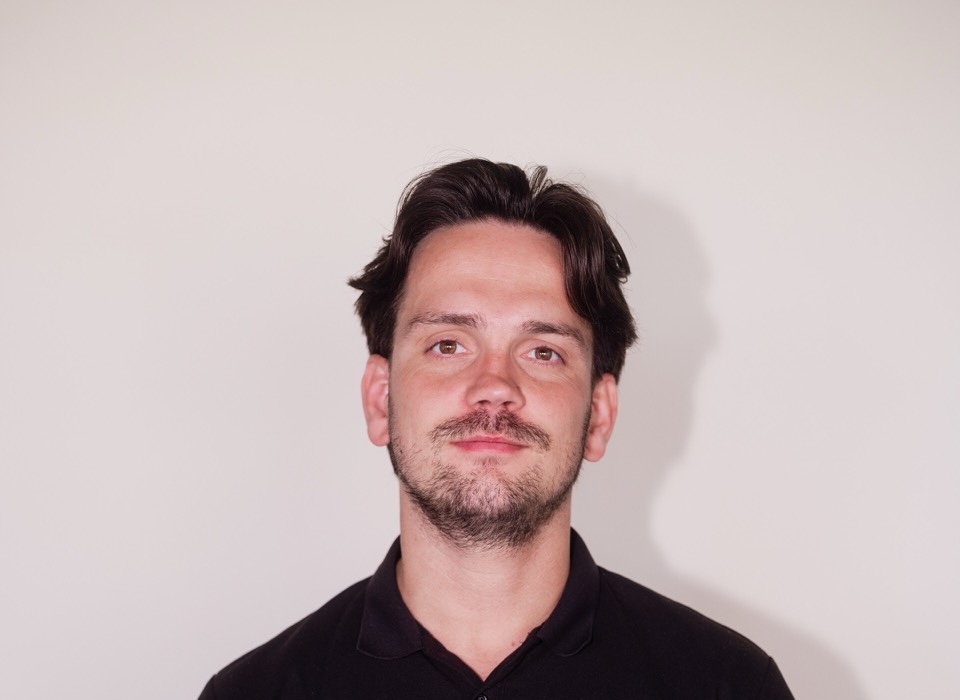 Dion in gesprek met Karan op kantoor bij DataGrow